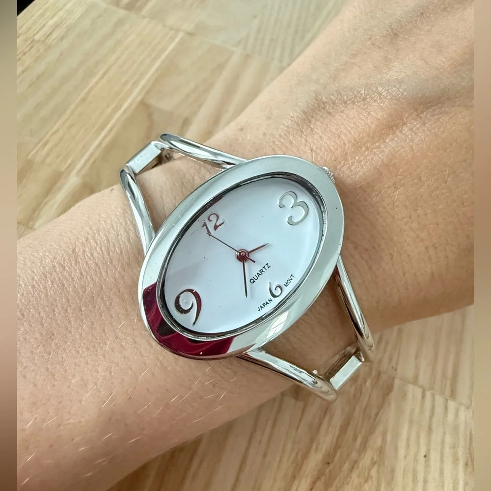 Vivani ladies oval silver tone bracelet watch NEW BATTERY